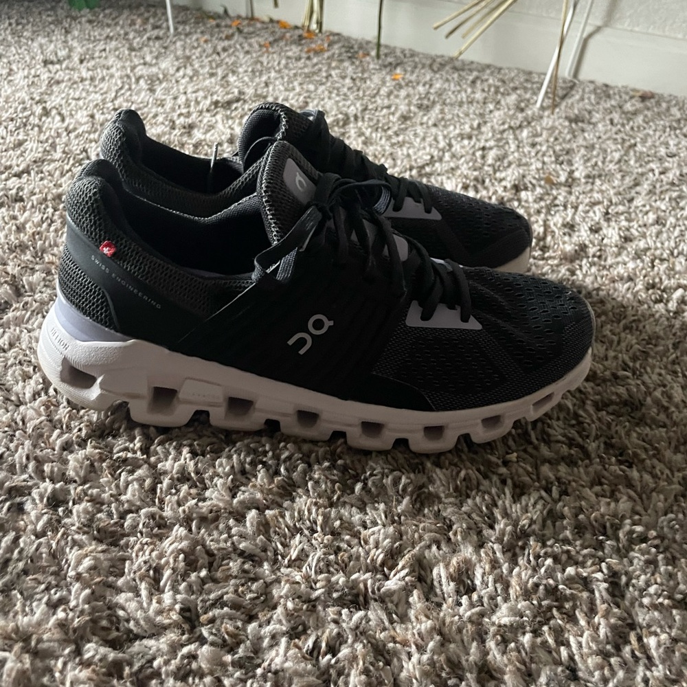 On cloud’s black women’s size 8.5
